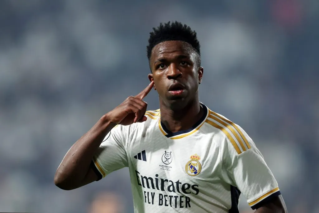 Vinicius Júnior segue em alta no mercado da bola (Photo by Yasser Bakhsh/Getty Images)