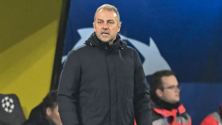 Treinador do Barcelona, Hansi Flick, em partida contra o Borussia Dortmund