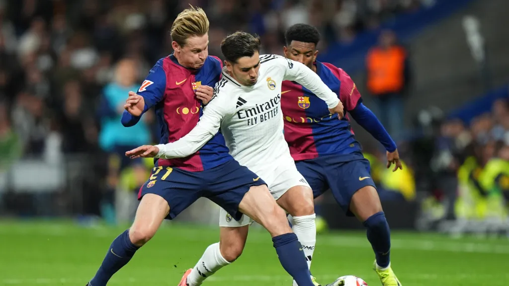 Frenkie de Jong em jogo do Barcelona contra o Real Madrid (Photo by Angel Martinez/Getty Images)