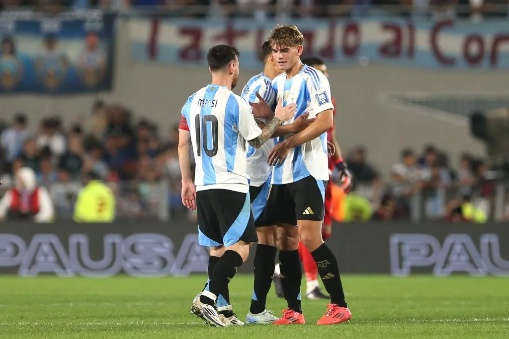 Nico Paz e Messi. (Photo by Daniel Jayo/Getty Images)