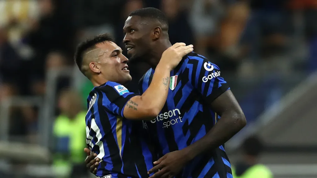 Lautaro Martínez e Marcus Thuram em jogo pela Inter de Milão (foto: Marco Luzzani/Getty Images)
