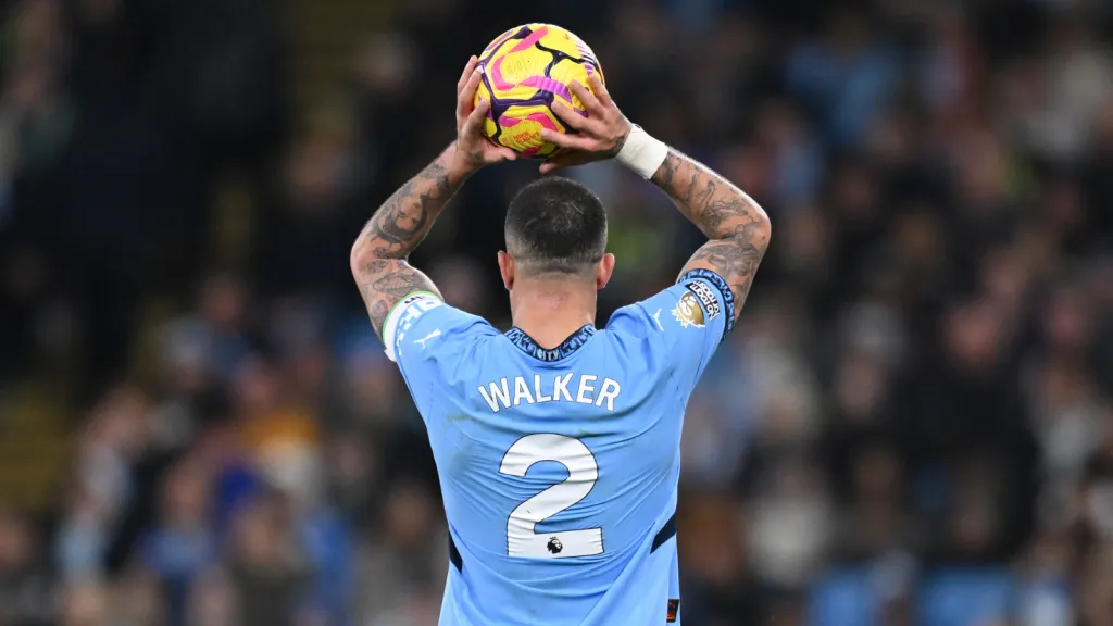 Kyle Walker cobrando lateral pelo Manchester City (Foto: Michael Regan/Getty Images)