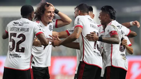 Jogadores do Flamengo comemorando gol contra o Cruzeiro em partida do Brasileirão 2024. Cruzeiro fez proposta oficial por Fabrício Bruno
