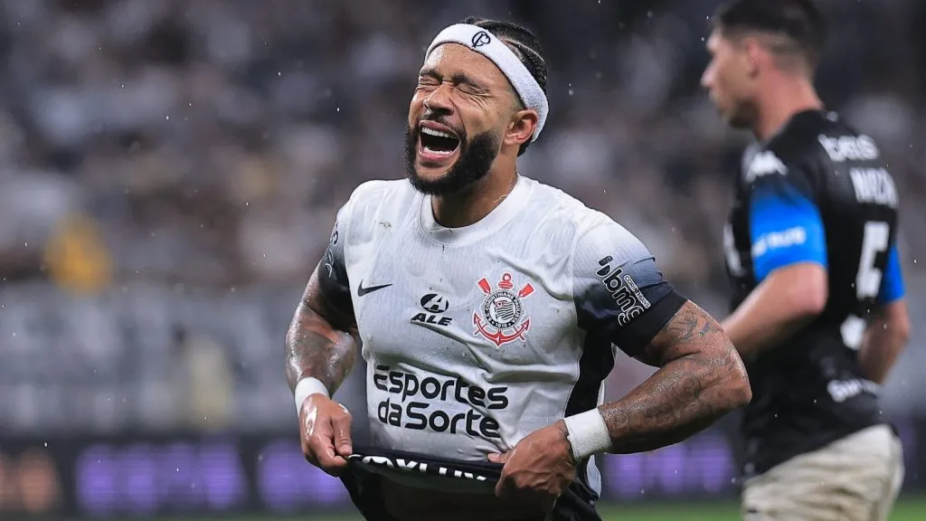 Memphis Depay em campo pelo Corinthians
