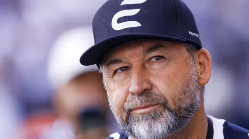 Presidente do Corinthians, Augusto Mello, com boné da patrocinadora. Decisão do STF pode banir a Esportes da Sorte. Foto: Marco Miatelo / AGIF