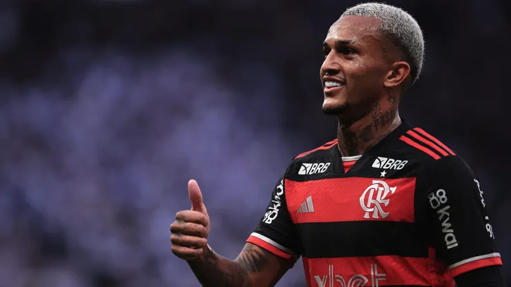Wesley jogando pelo Flamengo contra o Corinthians na Copa do Brasil 2024. Flamengo rejeitou uma oferta milionária do Aston Villa pelo lateral. Foto: Jorge Rodrigues/AGIF