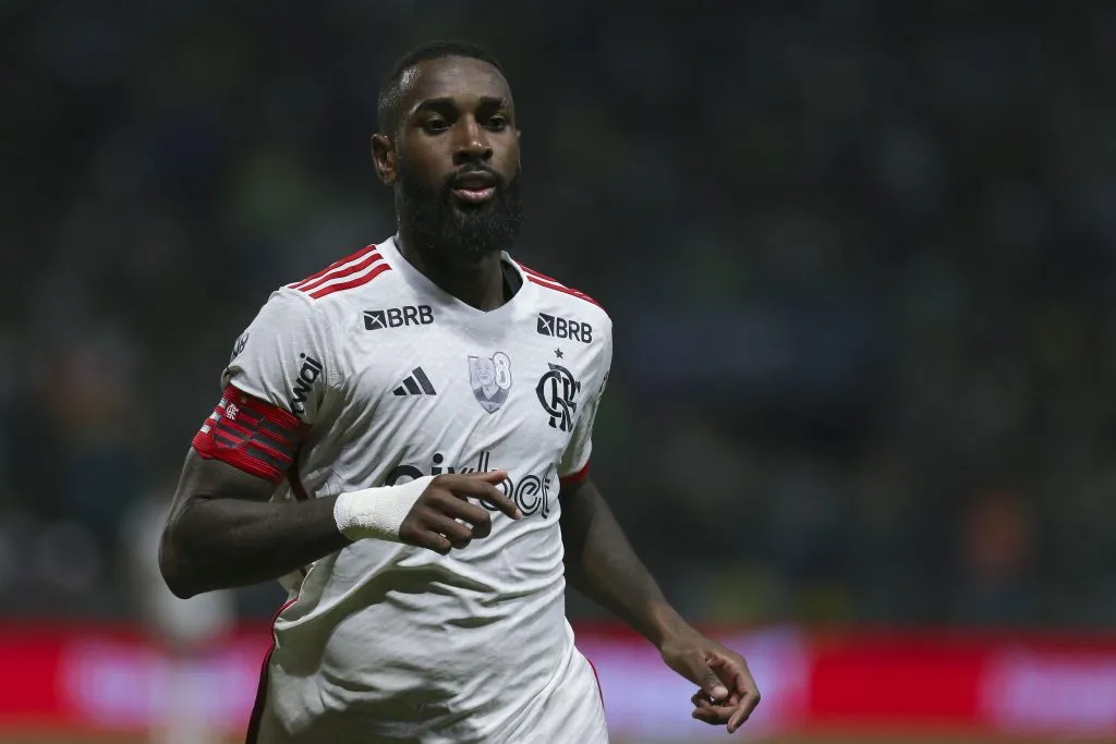 Gerson enfrentando o Palmeiras (Photo by Ricardo Moreira/Getty Images)