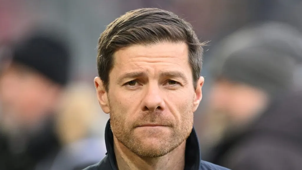 Xabi Alonso permanece no Bayer Leverkusen, mas rumores sobre um possível retorno ao Real Madrid seguem fortes. Foto: Sebastian Widmann/Getty Images