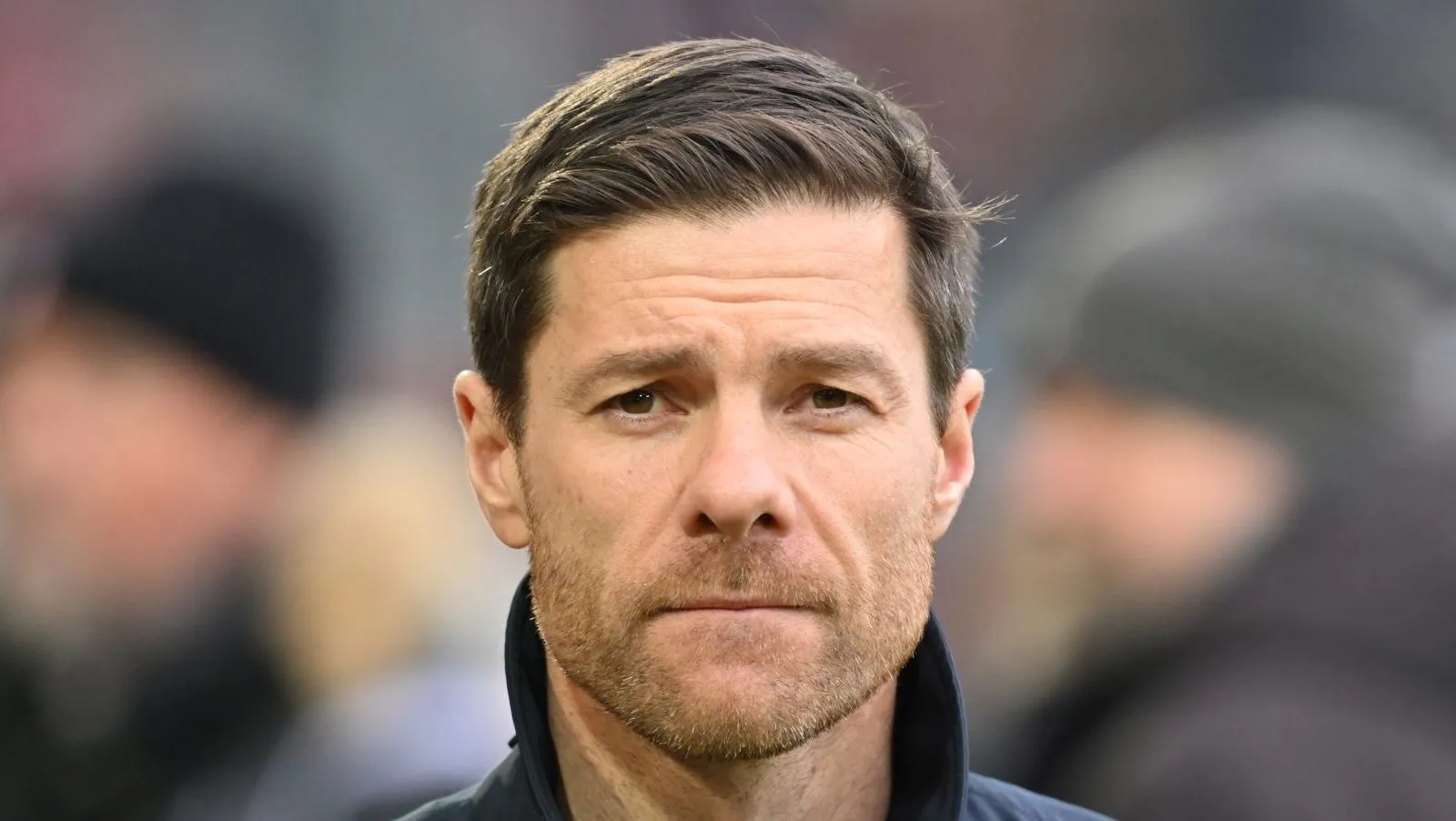 Xabi Alonso no duelo diante do Augsburg (Photo by Sebastian Widmann/Getty Images)