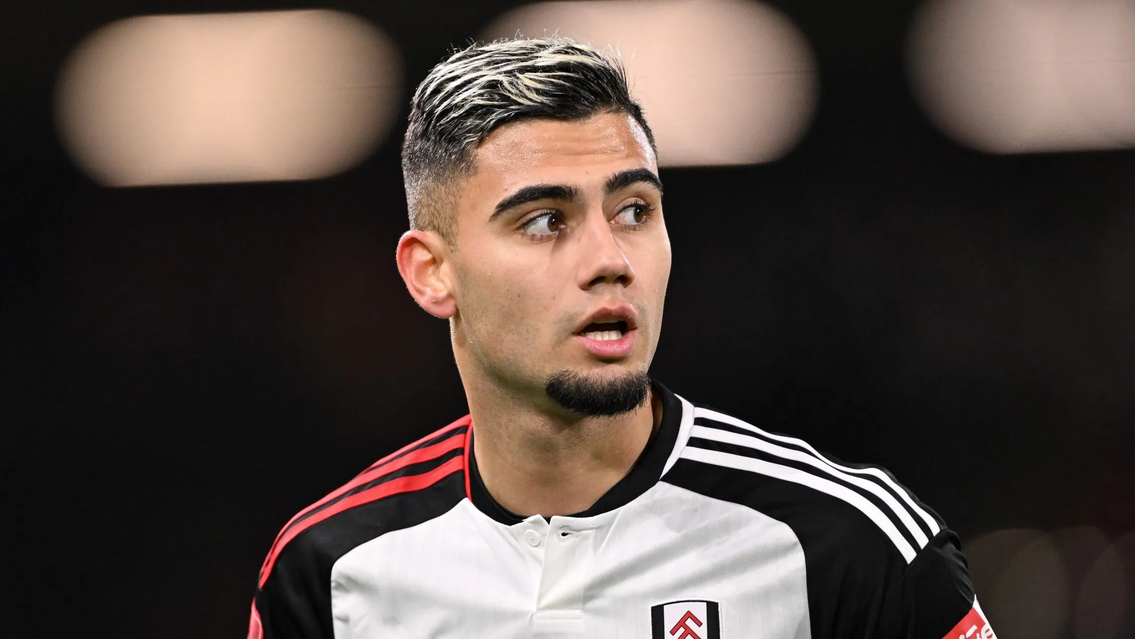 Andreas enfrentando o Newcastle (Photo by Mike Hewitt/Getty Images)