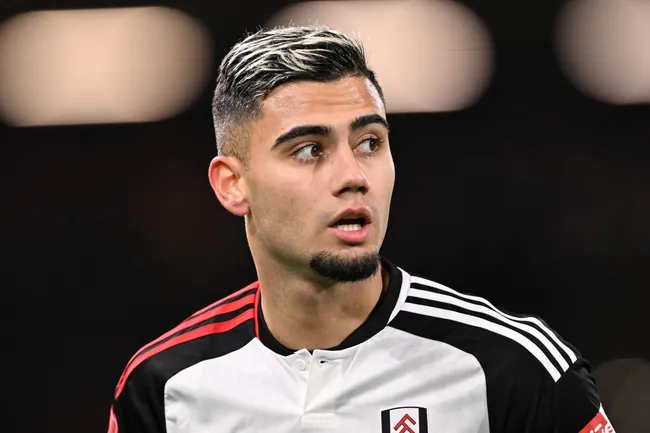 Andreas Pereira, em ação pelo Fulham. Segundo o jornalista Facincani, o clube inglês pode aceitar a proposta do Palmeiras pelo jogador brasileiro de 29 anos (Photo by Mike Hewitt/Getty Images)