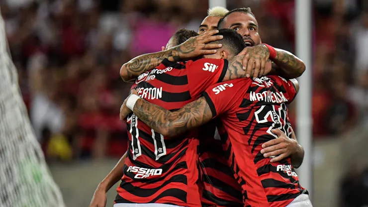 Jogadores do Flamengo se abraçando em partida do campeonato carioca. Thiago Maia pode ir para o Santos. Foto: Thiago Ribeiro/AGIF