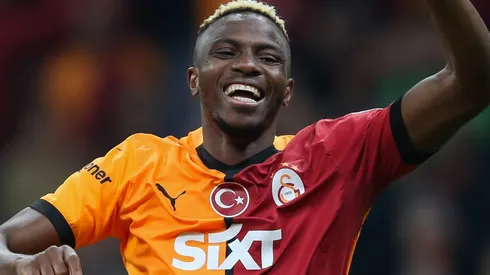 Após temporada brilhante na Turquia, Victor Osimhen atraiu o interesse de gigantes europeus. Agora, o ex-treinador da Nigéria comentou que o jogador foi ligado ao Real Madrid (Foto Ahmad Mora/Getty Images)