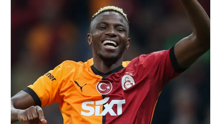 Após temporada brilhante na Turquia, Victor Osimhen atraiu o interesse de gigantes europeus. Agora, o ex-treinador da Nigéria comentou que o jogador foi ligado ao Real Madrid (Foto Ahmad Mora/Getty Images)