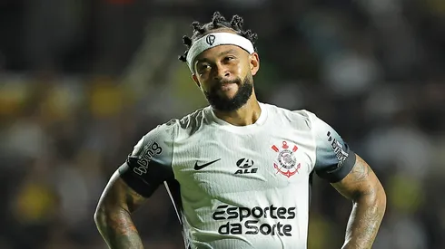 Corinthians teme pela saída Memphis Depay após erro gravíssimo de Augusto Melo nos bastidores. (Photo by Heuler Andrey/Getty Images)