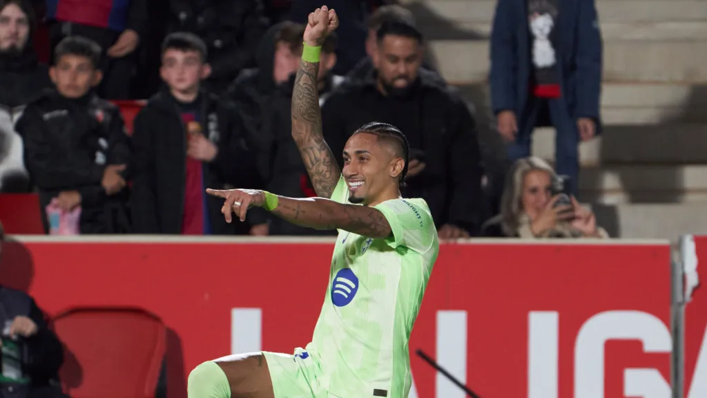 Raphinha em partida pelo Barcelona (Photo by Rafa Babot/Getty Images)