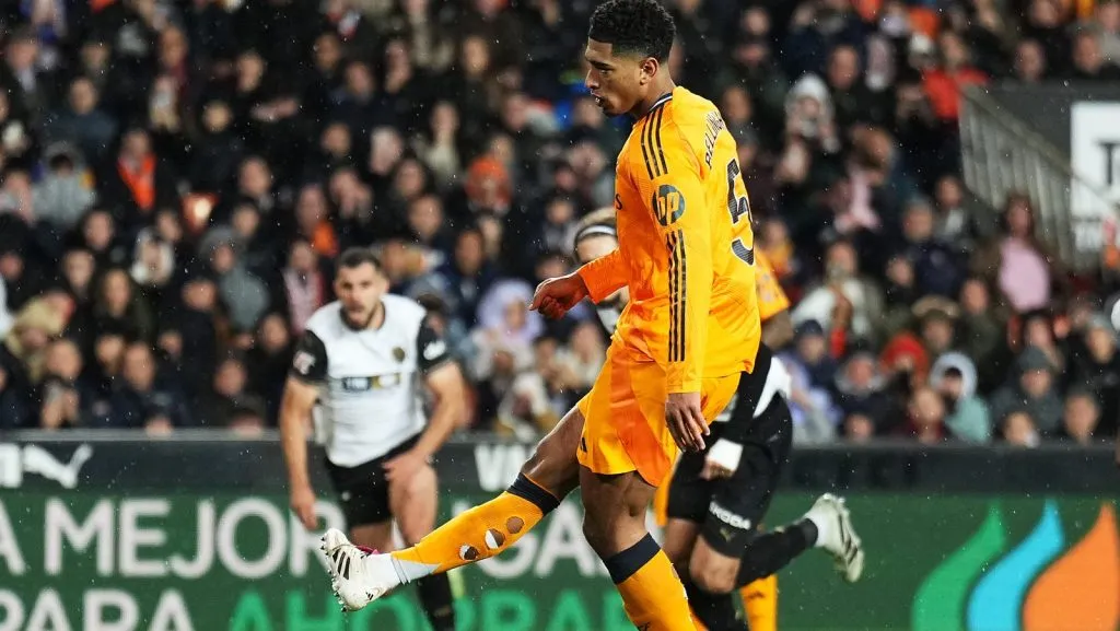 Jude Bellingham, do Real Madrid, perde um pênalti durante a partida da LaLiga entre Valencia CF e Real Madrid CF no Estádio Mestalla, em 3 de janeiro de 2025, em Valência, Espanha. (Foto: Aitor Alcalde/Getty Images)