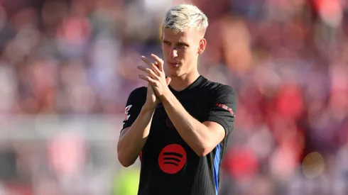 Dani Olmo com a camisa do Barcelona em jogo de LaLiga. Decisão pode barrar o jogador de atuar pelo Barcelona. Foto: David Ramos/Getty Images