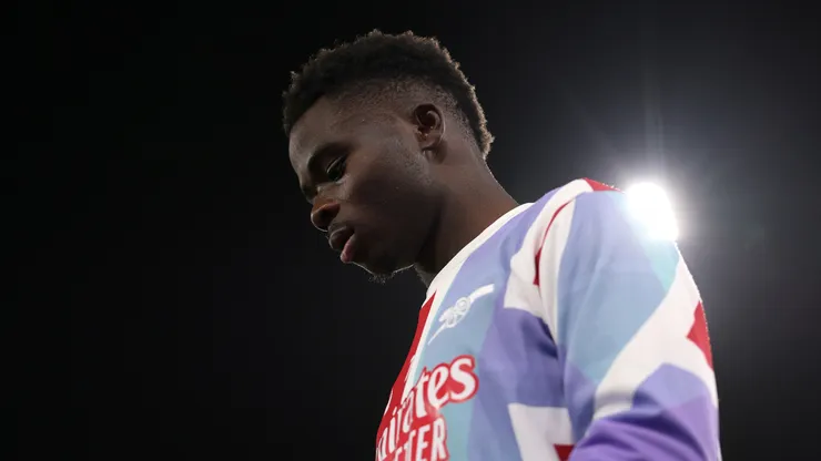 Saka antes de partida pelo Arsenal