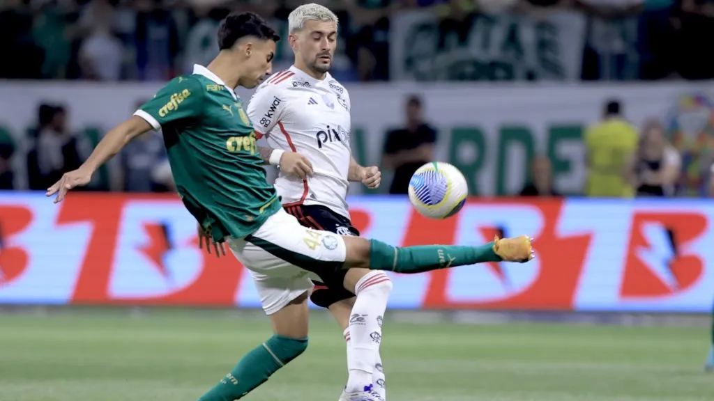 Vitor Reis em campo pelo Palmeiras