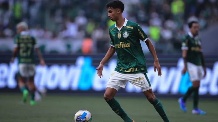 Vitor Reis com a camisa do Palmeiras contra o São Paulo. Jogador tem sondagens da Europa. Foto: Ettore Chiereguini/AGIF