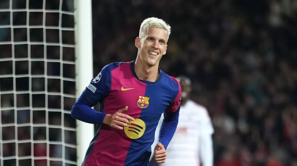 Dani Olmo em celebração após marcar um gol pelo Barcelona (Alex Caparros/Getty Images)