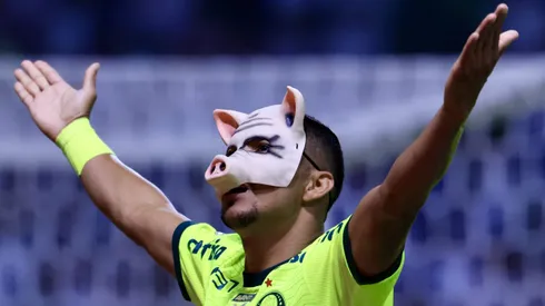 Rony usando máscara de porco em jogo contra o Bahia. Clubes brasileiros estão interessados no jogador. Foto: Marcello Zambrana/AGIF