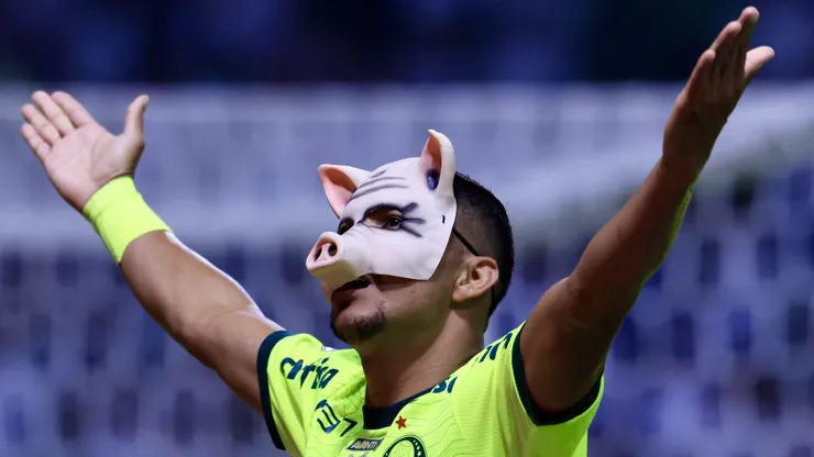 Rony usando máscara de porco em jogo contra o Bahia. Clubes brasileiros estão interessados no jogador. Foto: Marcello Zambrana/AGIF