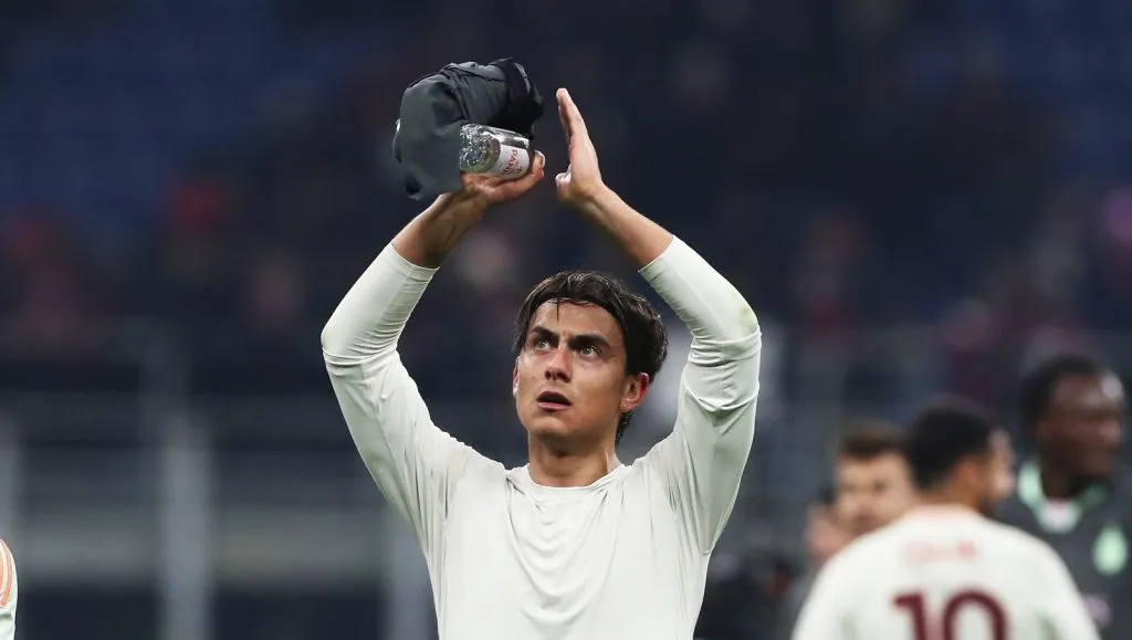 Dybala aplaudindo a torcida (Marco Luzzani/Getty Images)