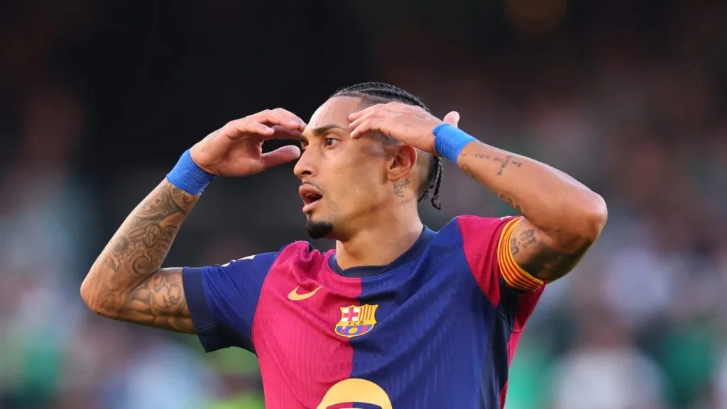 Raphinha levando as mãos à cabeça (Fran Santiago/Getty Images)