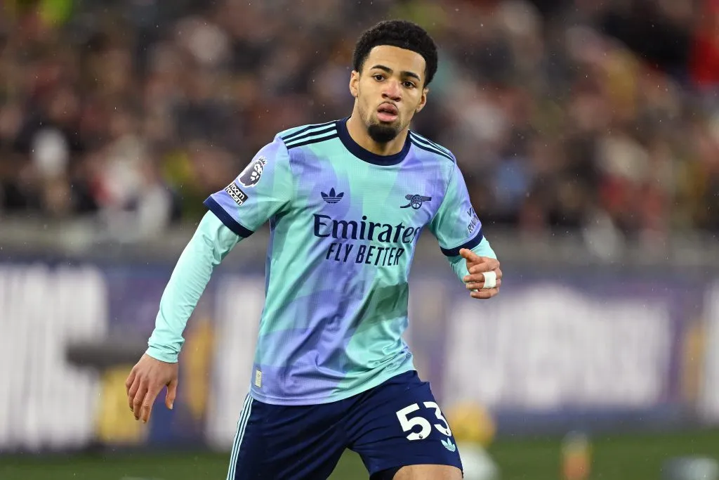 Ethan Nwaneri em ação pelo Arsenal (Photo by Mike Hewitt/Getty Images)