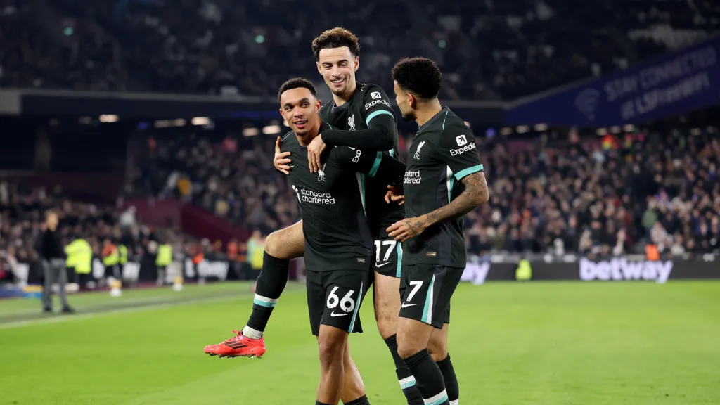 Trent Alexander-Arnold comemorando em jogo do Liverpool (Photo by Julian Finney/Getty Images)