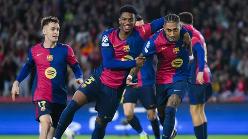 Raphinha ao lado de Balde pelo Barcelona