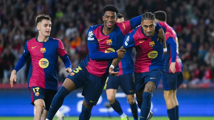 Raphinha ao lado de Balde pelo Barcelona