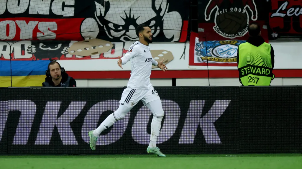 Juninho em partida do Qarabag contra o Bayer Leverkusen (Photo by Alex Grimm/Getty Images)