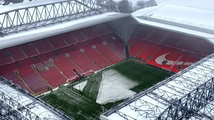Uma vista aérea de Anfield coberta de neve antes da partida da Premier League entre Liverpool x Manchester United FC, em Anfield, no dia 5 de janeiro de 2025, em Liverpool, Inglaterra. (Foto: Carl Recine/Getty Images)