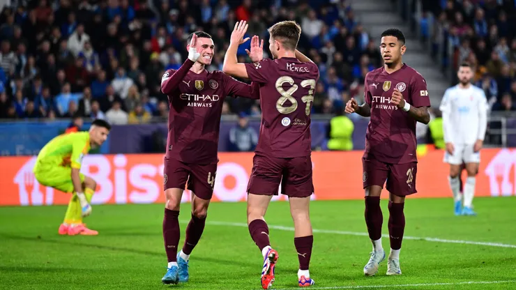 James McAtee ao lado de Foden e Savinho pelo Manchester City