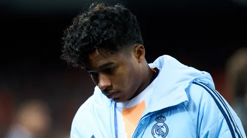 Endrick antes de jogo com a camisa do Real Madrid