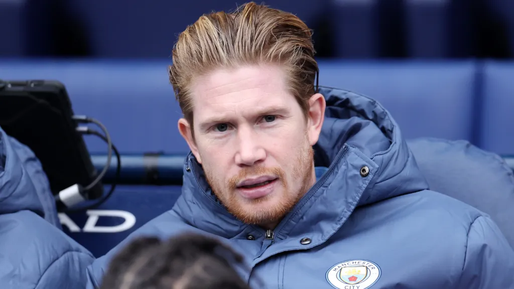 Kevin De Bruyne no banco de reservas de partida do Manchester City (Photo by Molly Darlington/Getty Images)