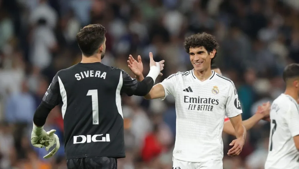 Vallejo cumprimentando Sivera em jogo entre Real Madrid x Alavés (Gonzalo Arroyo Moreno/Getty Images)