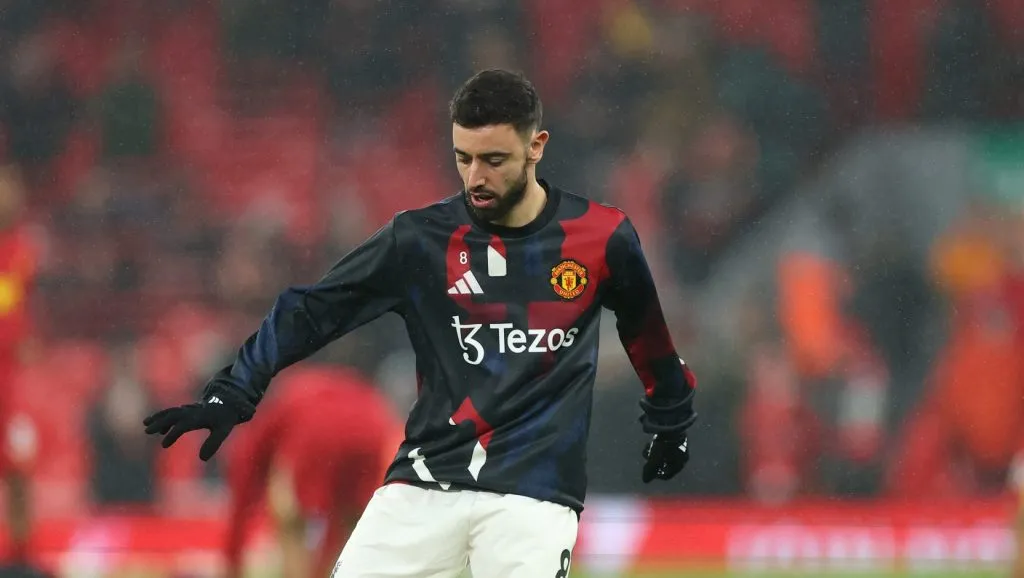 Bruno Fernandes se aquecendo antes do clássico entre Liverpool x Man United (Carl Recine/Getty Images)