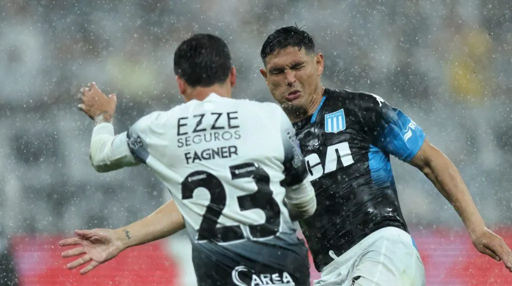 Fagner em disputa na partida entre Corinthians x Racing-ARG (Alexandre Schneider/Getty Images)