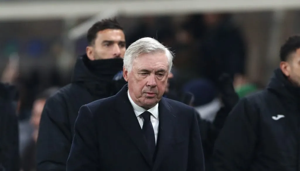 Carlo Ancelotti caminhando para o vestiário após o fim do primeiro tempo (Marco Luzzani/Getty Images)