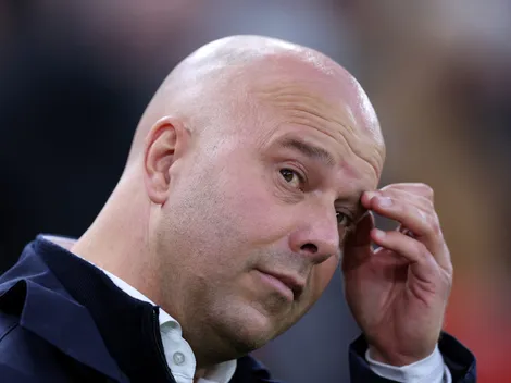 Arne Slot excluí três jogadores e incomoda ex-zagueiro no Telegraph