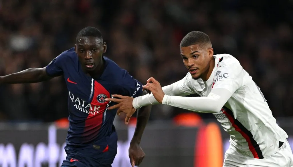 Kolo Muani tentando se desmarcar de Malick Thiaw (David Ramos/Getty Images)