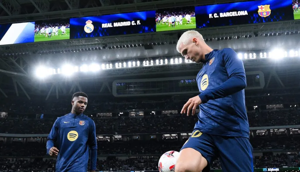 Ansu Fati e Dani Olmo no aquecimento antes do El Clásico (David Ramos/Getty Images)