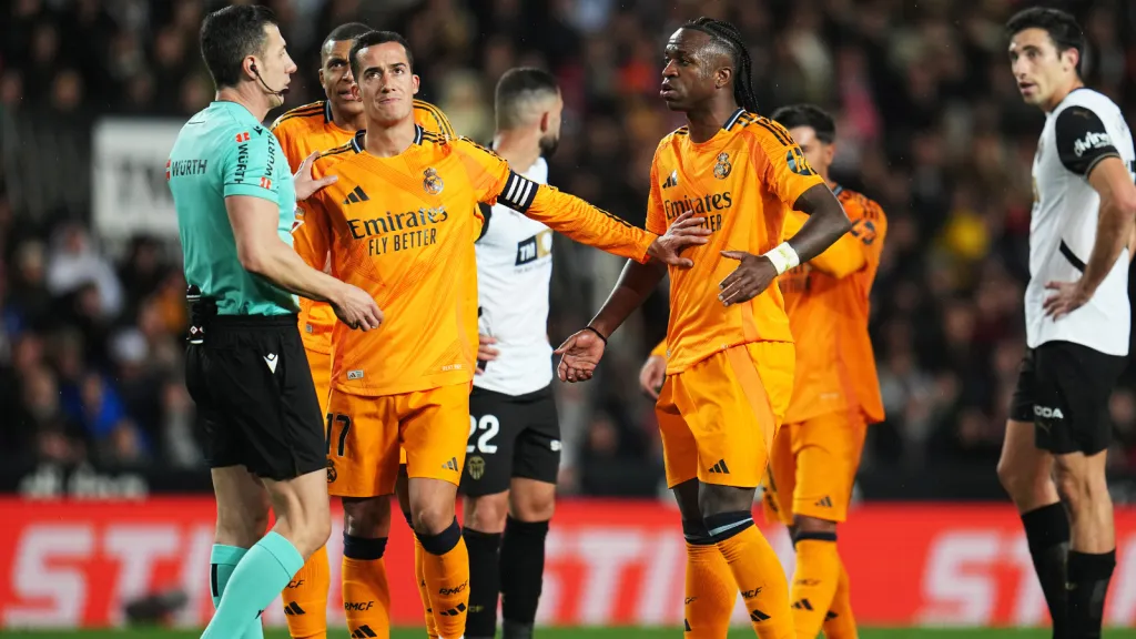 Vinicius Júnior em partida contra o Valencia (Photo by Aitor Alcalde/Getty Images)