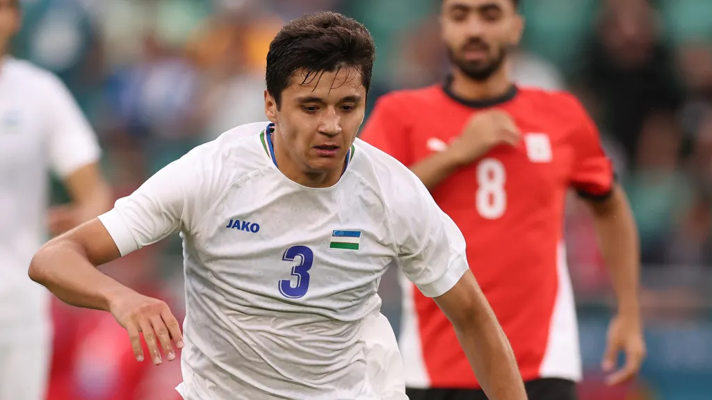 Abdukodir Khusanov em partida pela Seleção (Photo by Robert Cianflone/Getty Images)