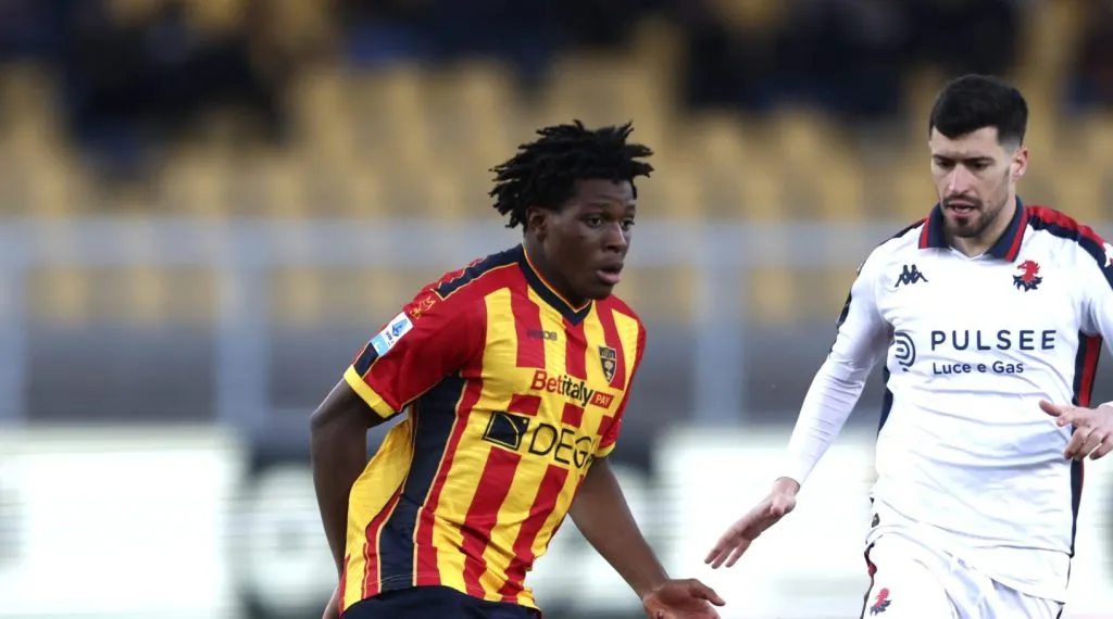 Patrick Dorgu com o uniforme tradicional do Lecce contra o Genoa (Maurizio Lagana/Getty Images)