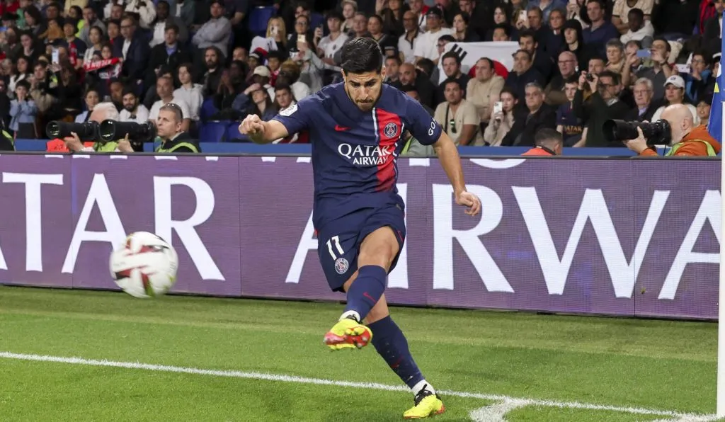 Marco Asensio em cobrança de escanteio (Catherine Steenkeste/Getty Images for Qatar Airways)